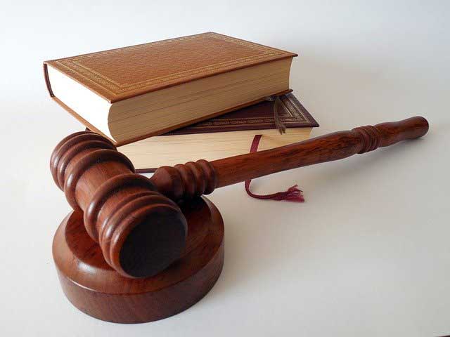 pixabay.com/photos/hammer-books-law-court-lawyer-719066