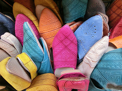 Pile of colourful shoes, source: Alice Alphabet, Pixabay