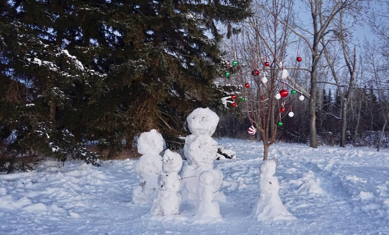 Snowpeople family